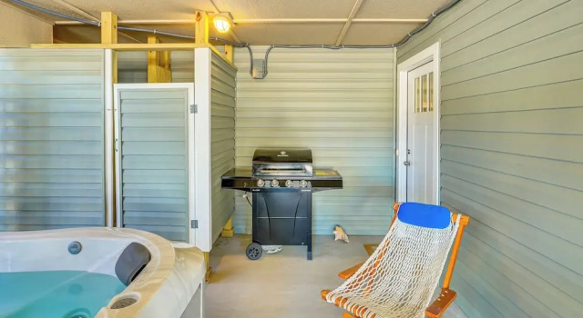 Walk to Beach: Apt w/ Private Hot Tub!, Забронировать Апартаменты/квартира Килл-Девил-Хиллс Outer Banks, рядом с Glazin' Go-Nuts