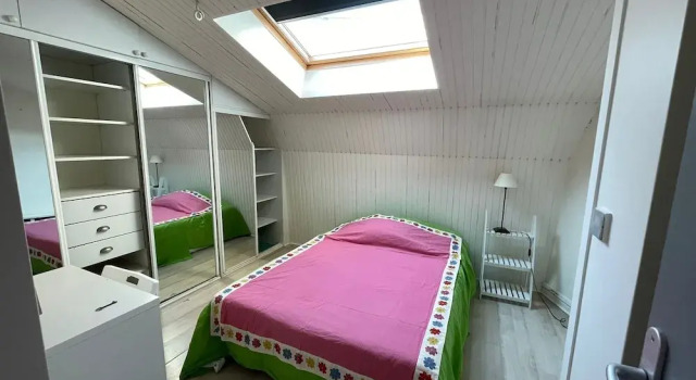 Bright bedroom in a family house, Забронировать Гостевой дом Париж Иль-де-Франс, рядом с Fondation Henri Cartier-Bresson