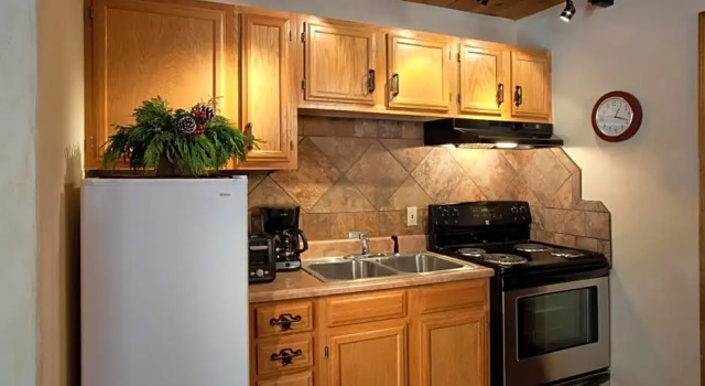 Коттедж Cottams Lodge by Alpine Village Suites