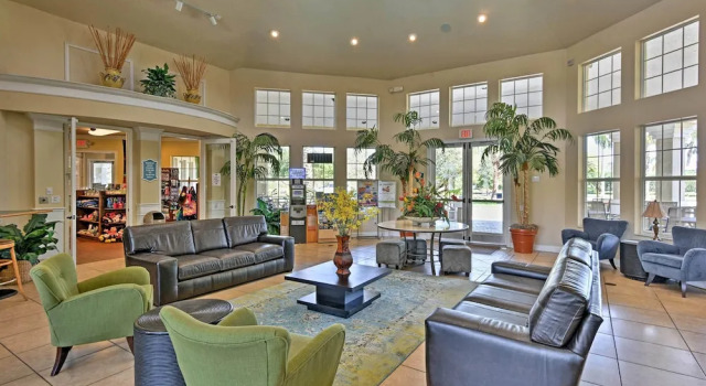 5 Mi to Disney World: Retreat w/ Pool & Lanai!, Rezerwuj Willa Hotele w Kissimmee z parkingiem, Parking