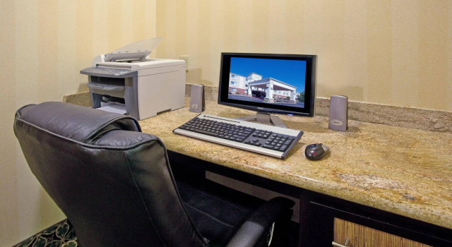 Holiday Inn Express Hotel & Suites Wabash by IHG, จอง โรงแรม Wabash Indiana, ใกล้ Charley Creek Gardens