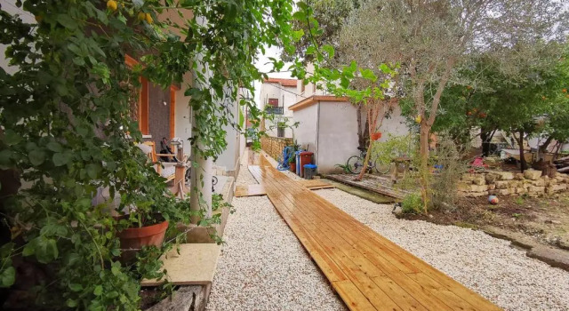 The Cabrio House- Unique CITY CENTER loft with Garden, Boek Appartement Limasol Limassol