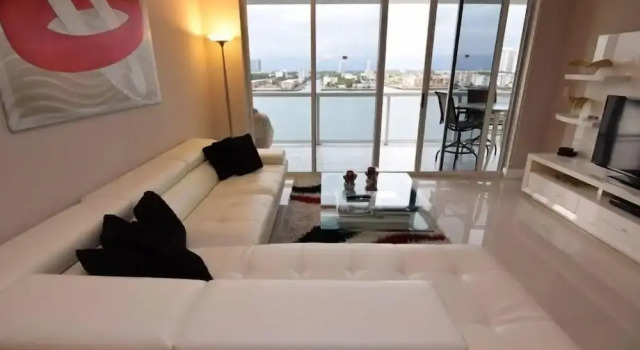 Коттедж с балконом Spectacular Bay View 2 Bed 2 Bath @ Golden Bay Sunny Isles Beach