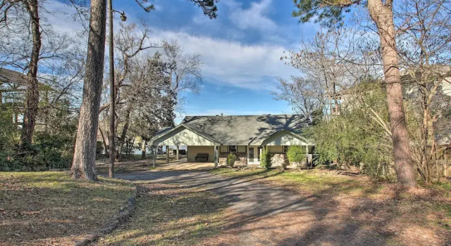 Waterfront Getaway w/ Dock on Lake Hamilton!, Varaa Lomakoti Lake Hamilton 