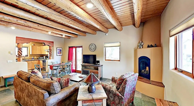 Cozy Oasis Near Plaza W/ Private Backyard & Grill 2 Bedroom Home, Varaa Lomakoti Taos 