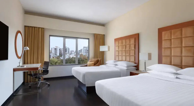 Четырёхместный номер Deluxe с видом на город Surat Marriott Hotel