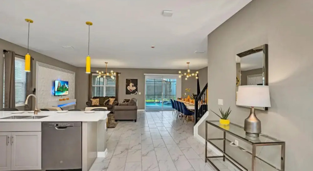 Disney Decorated Home 8min to Disneyworld Pool Spa Sleeps 22 Stl104, Rezerwuj Ośrodek wypoczynkowy Hotele w Kissimmee z parkingiem, Parking