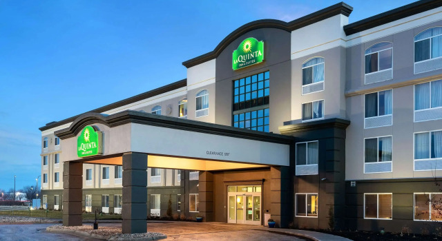 La Quinta Inn & Suites by Wyndham Omaha Airport Downtown, Rezerwuj Hotel Hotele w Omaha z basenem, Basen