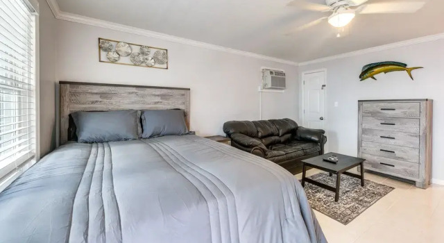 North Myrtle Beach Studio w/ Pool: Walk to Shore!, Забронировать Отель Отели Норт-Миртл-Бич с парковкой, рядом с Заповедник Расселл-Берджесс-Костал, Парковка