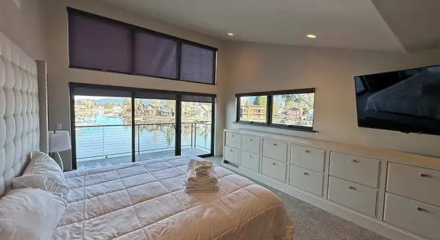 Коттедж 2030 Marconi Way 5 Bedroom Home