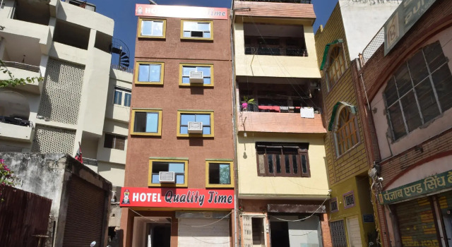 OYO 23296 Hotel Quality Time, Забронировать Отель Отели штата Раджастхана с парковкой, Парковка