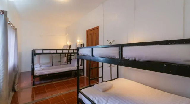 Кровать в общем номере Five Rose Siem Reap Hostel