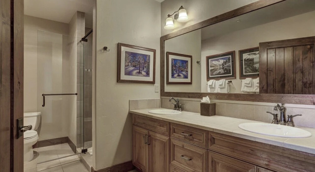Ski-In, Ski-Out Luxury 4 Bdrm/4 Bath on Peak 7 Condo