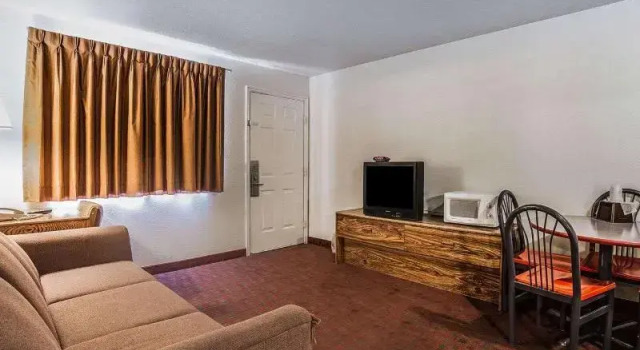 Четырёхместный номер Standard Rodeway Inn Hurricane - Zion National Park Area