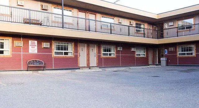 Кровать в общем номере Coast Hotel Dawson Creek