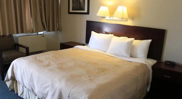 Номер Standard Days Inn by Wyndham Lethbridge
