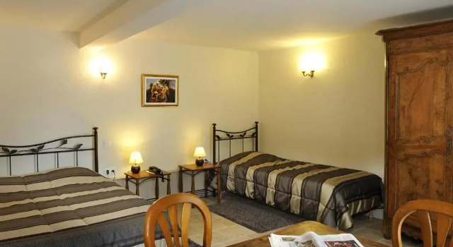 Трёхместный номер Standard Logis Manoir De La Giraudière
