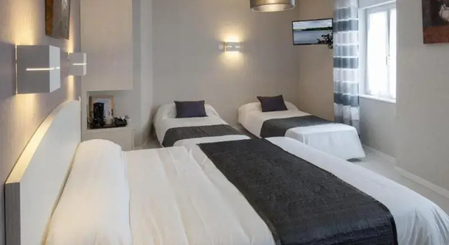 Четырёхместный семейный номер Standard Logis Hôtel Restaurant Cazes Arazat