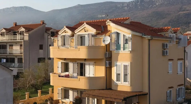 Beautiful Home in Kastel Kambelovac With Wifi and 3 Bedrooms, Rezerwuj Hotel Hotele w Split-Dalmatia County z parkingiem, Parking