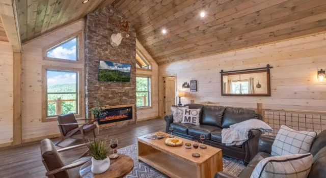 New / 3 King Suites / Sleeps12 / View / 5 mi to PF / Hot tub