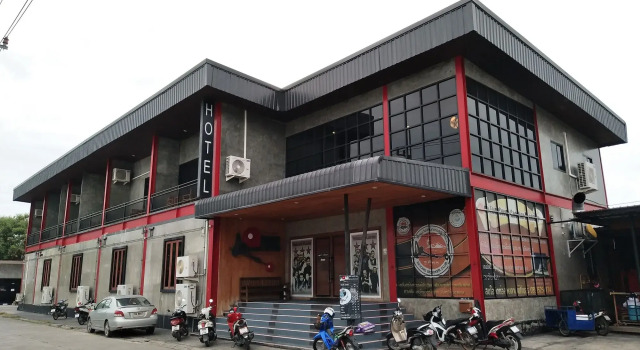 One Four Seven Hotel & Snooker Bar, Забронировать Отель Отели Районг с парковкой, Парковка