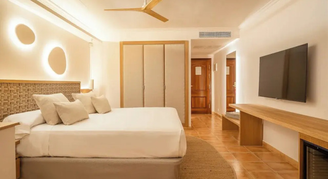 Superior Junior Suite with balcony and with pool view Valentin Star Menorca
