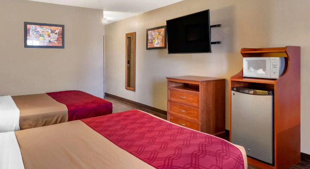 Четырёхместный номер Standard Econo Lodge Inn and Suites Sandy
