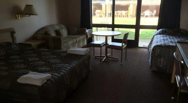 Glades Motor Inn, Book Hotel Woy Woy Central Coast