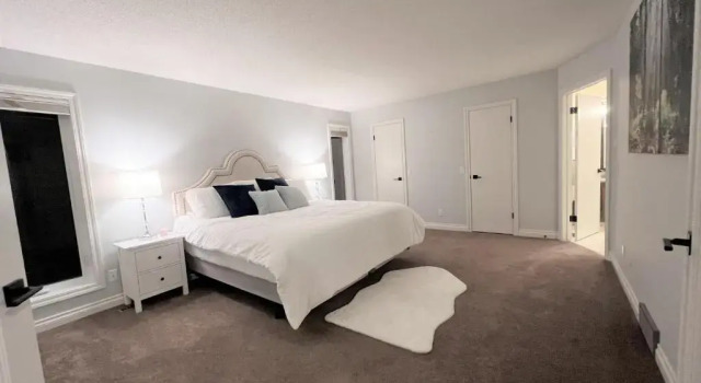 Cozy Single House w/ huge back yard - 4B2.5B, Rezerwuj Hotel Hotele w Calgary Region z parkingiem, Parking