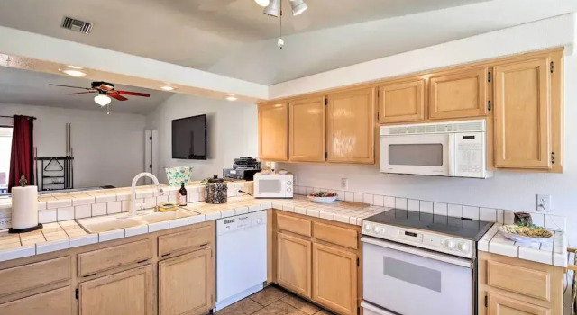 Коттедж Patio, Rooftop Deck & Mtn Views: Lake Havasu Home!