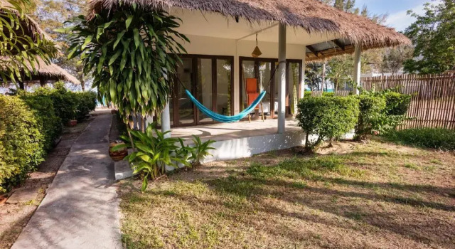 Бунгало с красивым видом из окна Mumsa Beach Resort & Restaurant