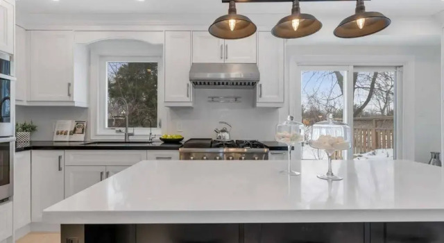 Апартаменты Modern main floor 3-bdrm apt backing onto a park