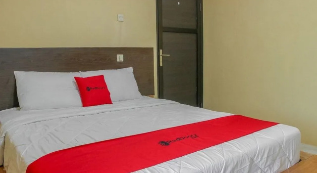 RedDoorz Syariah near Pasar Modern Cikopo