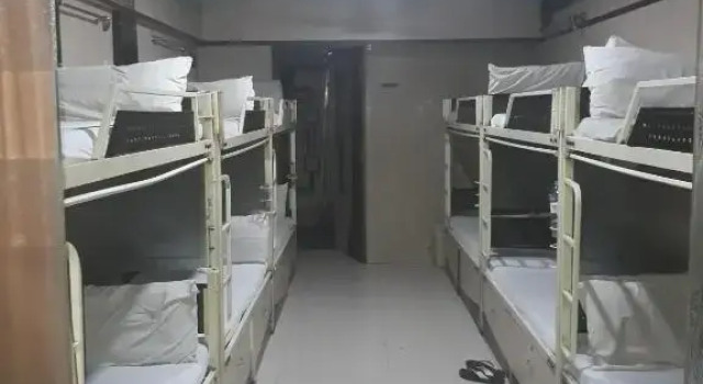 Кровать в общем номере (мужской номер) Apollo Guest House