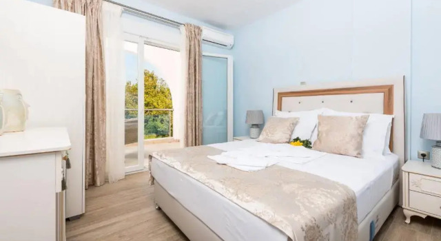 Stratos Deluxe Apartments, Book Apartment Chrisi Akti 