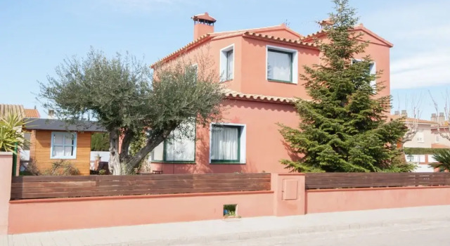 Luring Holiday Home in Girona With Swimming Pool