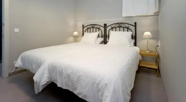 Amplio apartamento con terraza en zona muy tranquila, Book Lejlighed Hoteller i St. Just Desvernes med parkering, Parkering