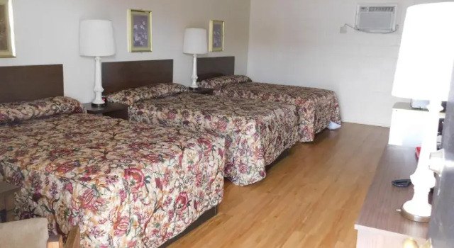 Трёхместный номер Standard Royal Host Motel