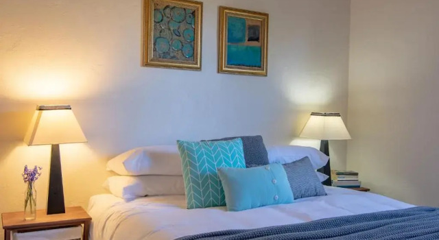 Коттедж Dawns Sleeps 4 in 2 queens with 2 ensuites wifi in town.