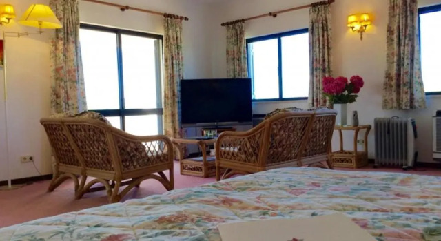 Villa Chanteria Carvoeiro fabulous 7 bedroom 7 bathroom villa with AC short walk to the beach, Забронировать Вилла Отели Карвоэйру с парковкой, рядом с Пешеходный маршрут Sete Vales Suspensos, Парковка