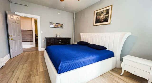 THE 1023 With Private Yard & Parking, Near Falls & Casino by Niagara Hospitality, Забронировать Дом для отпуска Коттеджи Ниагара Фолс, рядом с Круиз Maid of the Mist, Коттедж
