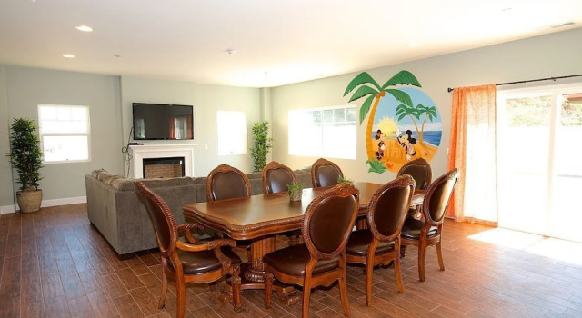 Mickey's Beach House 6 Bedrooms 3.5 Bathrooms Home