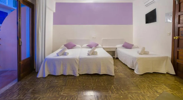 Трёхместный номер Standard с балконом Hostal Alicante