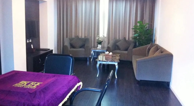 Helen The First Hotel- Mengzi, Book Hotel Hoteller i Mengzi med parkering, Parkering