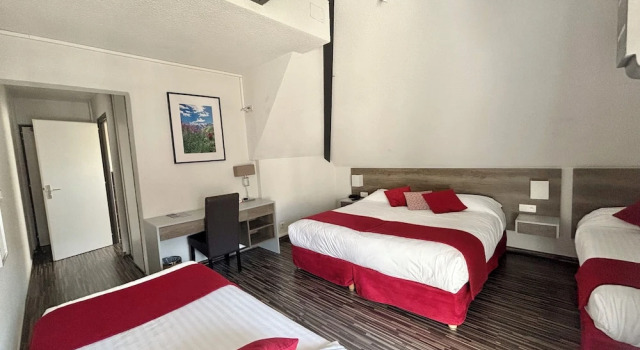 Четырёхместный номер Comfort Hôtel de France Contact-Hôtel