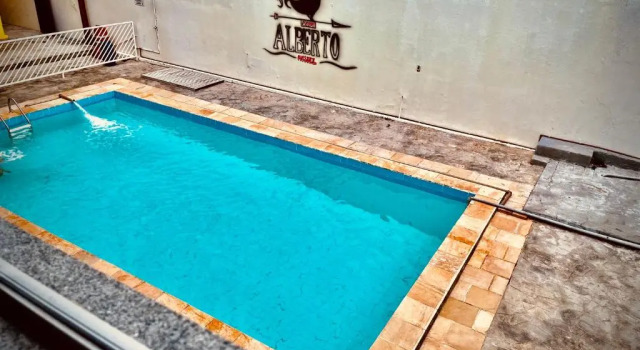 Люкс с видом на бассейн Dom Alberto Hostel