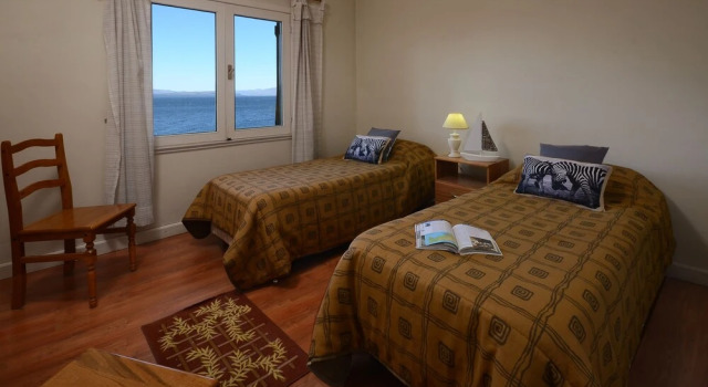 Great 3 Bedroom Home on the Lake Shore H50, Забронировать Отель Отели Сан-Карлос-де-Барилоче 3 звезды, рядом с Горнолыжный подъемник Серро-Отто, 3*