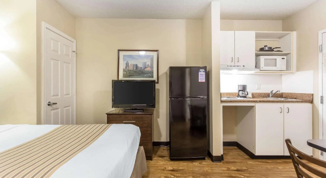 Четырёхместный номер Standard Suburban Studios near University of North Carolina-Charlotte