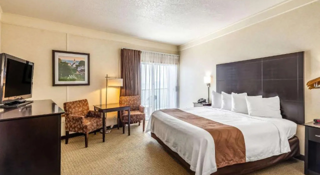 Номер Standard Quality Inn Lakefront