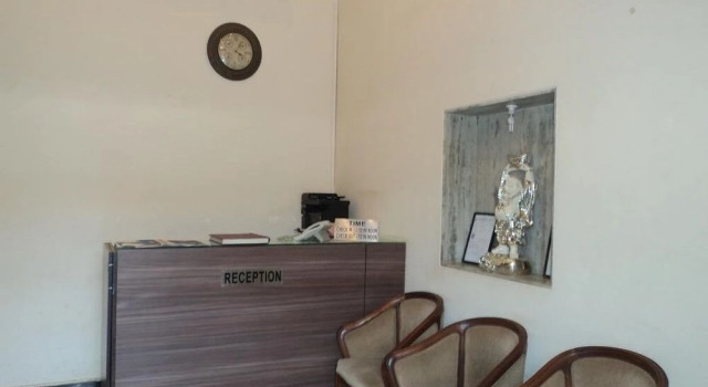 Room Maangta 132 - Vile Parle West, Забронировать Отель Отели Хар с парковкой, Парковка
